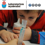 dziecko z probówką