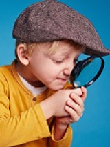 dziecko z wielką lupą