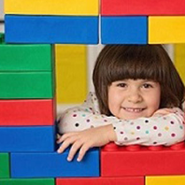 dziewczynka w oknie z klocków lego