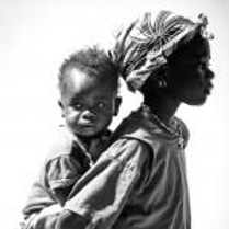 Dziewczynka z małym dzieckiem na plecach