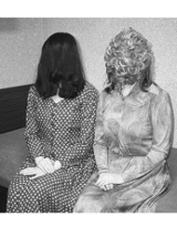 Na fotografi Xue Jianga widzimy dwie siedzące na tapczanie kobiety, które włosami zasłoniły swoje twarze. Zdjęcie czarno białe.