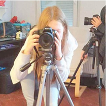 Fotograf kobieta przy aparacie fotograficznym na statywie