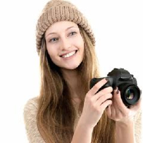 Foto: dziewczyna w czapce z aparatem fotograficznym.