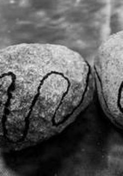 kamienie z namalowanym konturem dłoni fot. K. Juściński