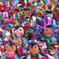 Lalki w kolorowych wstążkach na głowach w formie pióropuszy.
