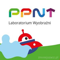 logo. Na górze kolorowe litery PPNT, na dole pojazd czerwono-granatowy porusza się po błekitnej i zielonej powierzchni.