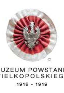 Na zdjęciu widać rozetę powstańczą oraz nazwę Muzeum Powstania Wielkopolskiego 1918-1919.