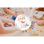 Logo Kids Club. Na stole kulki i koraliki oraz dłonie dzieci uczestniczących w zajęciach. Na srodku białe koło z napisem kids klub.