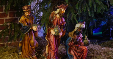 Figury Trzech Króli, którzy niosą dary do szopki.