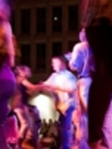 osoby tańczące na parkiecie