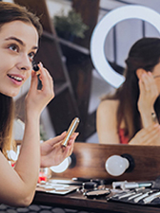 dziewczyna przed lustrem robi make up