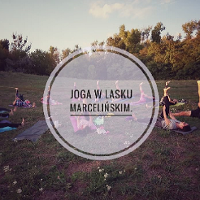 Zdjęcie przedstawiające ludzi ćwiczących jogę w lesie, na środku napis.