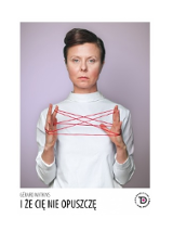 Kobieta. Palce obu dłoni są połączone sznureczkiem tworząc siatkę.