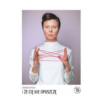 Kobieta. Palce obu dłoni są połączone sznureczkiem tworząc siatkę.