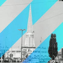 Napis historie z iglicą w tle podziel się wspomnieniami, obok czarno-białe zdjęcie targów i przejeżdżających obok samochodów.