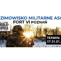 Postać w mundurze na śniegu. Napis: "zimowisko militarne ASG" Fort VI Poznań, 17-21.01.2022 r.