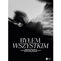 Na plakacie na czarno-białym zdjęciu widoczna osoba będąca w ruchu, z rozwichrzonymi włosami. Za nią bijące jasne światło. Zdjęcie niewyraźne, rozmazane. Na plakacie również informacje o spektaklu.