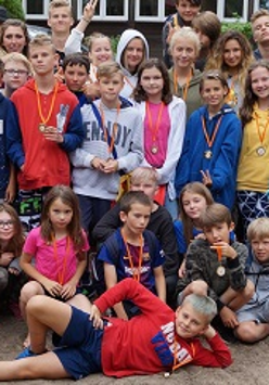Zdjęcie przedstawiające grupę dzieci z medalami.