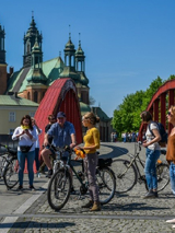 rowerzyści na moście Biskupa Jordana
