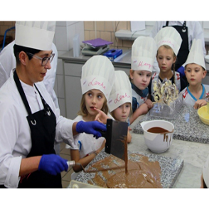 Dzieci w trakcie warsztatów z osobą prowadzącą