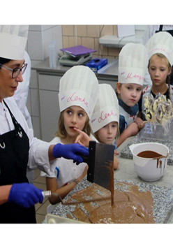 Dzieci w trakcie warsztatów z osobą prowadzącą