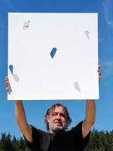 Andrzej Leśnik trzymający jedną ze swych prac