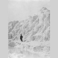 Zdjęcie z książki "Wszystkie światy ukryte" Agnieszki Zdziabek. Czarno-biała fotografia przedstawia mężczyznę stojącego na tle wielkiej śnieżnej zaspy.