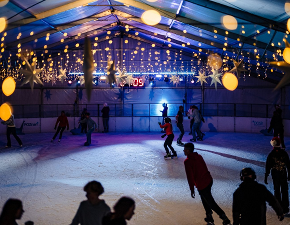W najbliższą niedzielę, 9 marca poznanianki i poznaniacy będą mieli ostatnią możliwość, aby poślizgać się na Lodowisku Malta/ fot. A. Olszanowski Zdjęcie przedstawia ludzi jeżdzących na łyżwach po lodowisku. Zdjęcie zrobiono po ciemku. W obiekcie świecą się lampki.