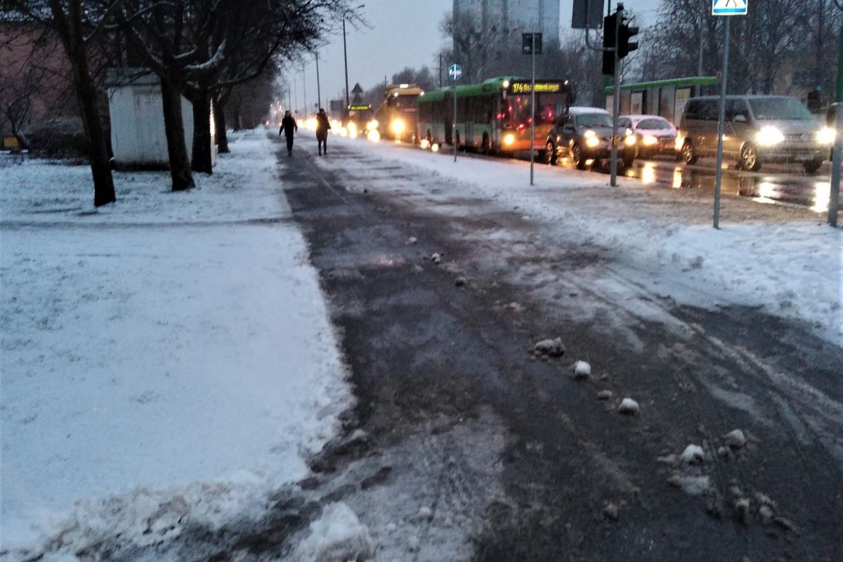 Samochody na ulicach Poznania w warunkach zimowych, fot. ZDM - grafika artykułu