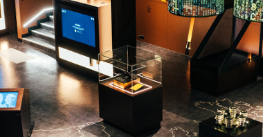 Widok na ekspozycję CSE z balkonu mediateki. W środkowej części kadru Enigma w podświetlonej gablocie.