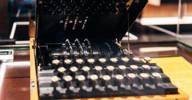 Enigma: na zdjeciu widać klawiaturę i rotory maszyny.