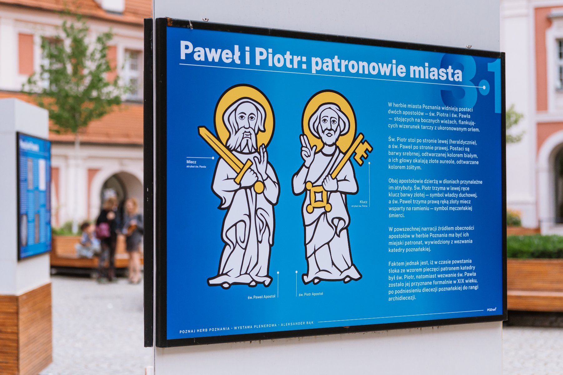 W Collegium Historicum Uniwersytetu im. Adama Mickiewicza odbędzie się spotkanie poświęcone kondycji heraldyki miejskiej w Polsce Plenerowa wystawa informacyjna przedstawiająca świętych Piotra i Pawła, patronów miasta Poznań. Na panelu widoczne są ich ilustracje wraz z atrybutami: Piotr trzyma złoty klucz, a Paweł miecz, symbolizujący jego męczeńską śmierć