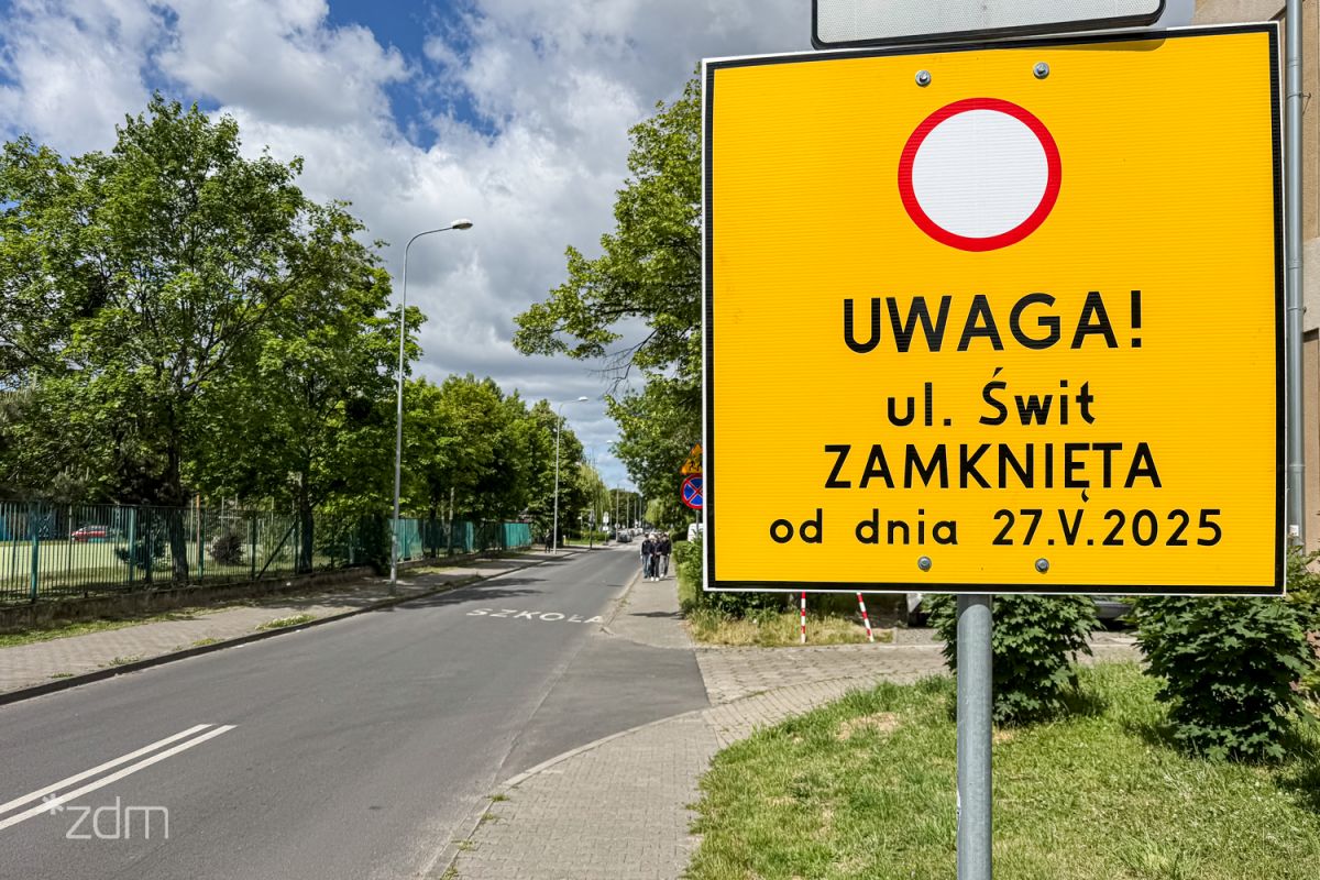 Wyremontujemy jezdnię na ul. Świt. Fot. Bartosz Szczepaniak / ZDM Żółta tablica informacyjna o remoncie ulicy Świt na początku ulicy