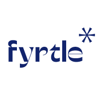 Na białym tle granatowy napis Fyrtle