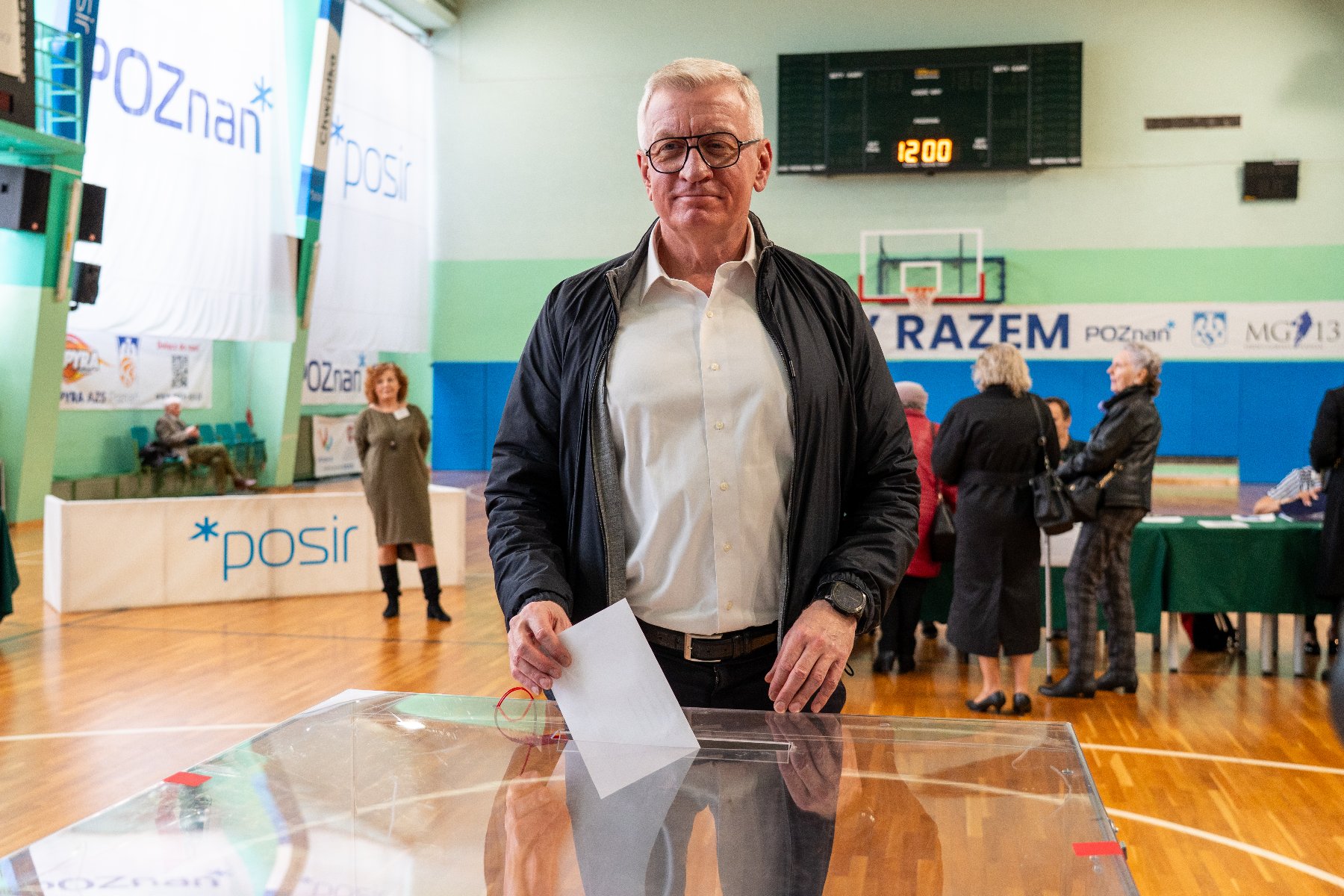 W pierwszej turze wyborów Prezydenta RP w Poznaniu wzięło udział 74,86% uprawnionych do głosowania Na zdjęciu prezydent Poznania wrzucający głos do urny