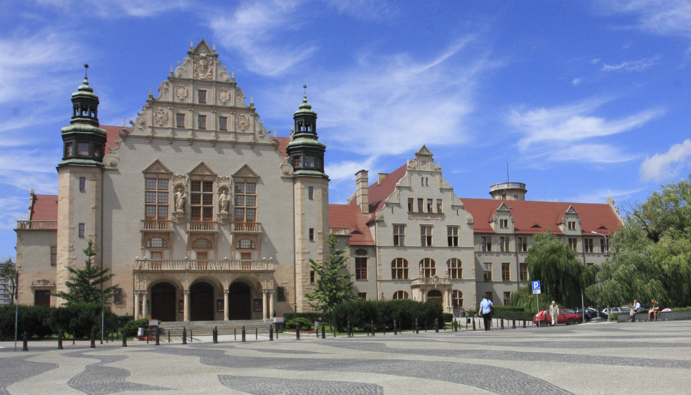 zdjęcie przedstawia budynek rektoratu Uniwersytetu im. Adama Mickiewicza w Poznaniu - grafika artykułu